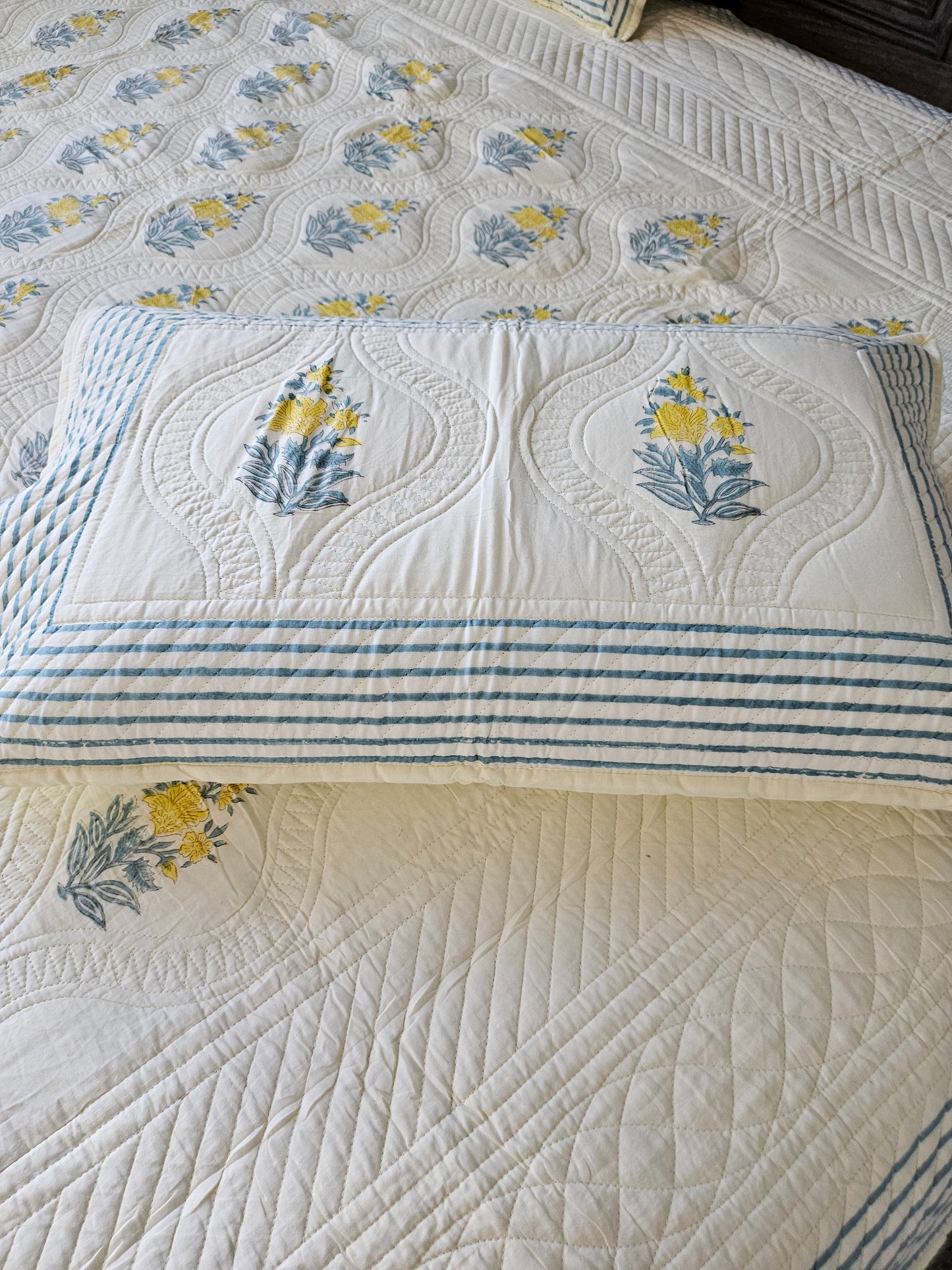 Golden Bloom - LuxuryTouch Quilted Bedspread