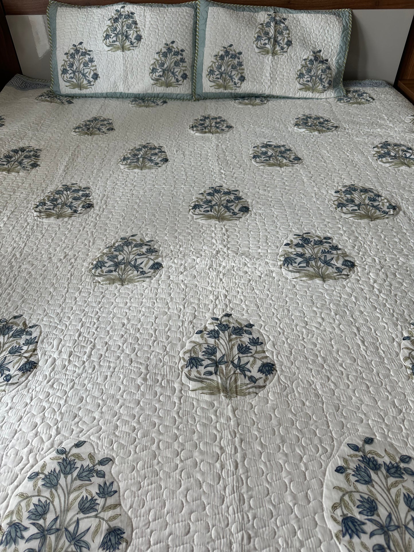 Midnight Bloom - LuxuryTouch Quilted Bedspread
