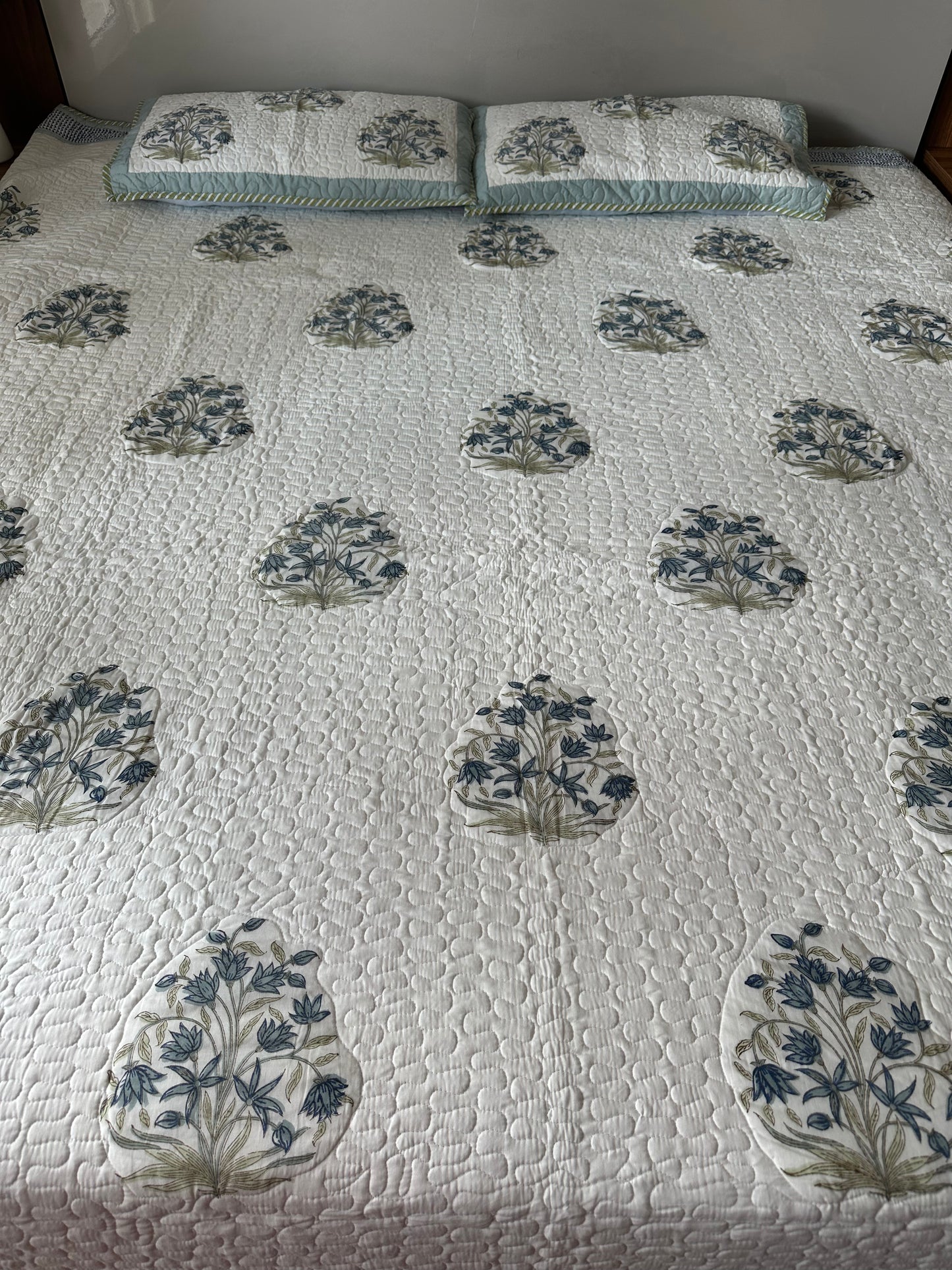 Midnight Bloom - LuxuryTouch Quilted Bedspread